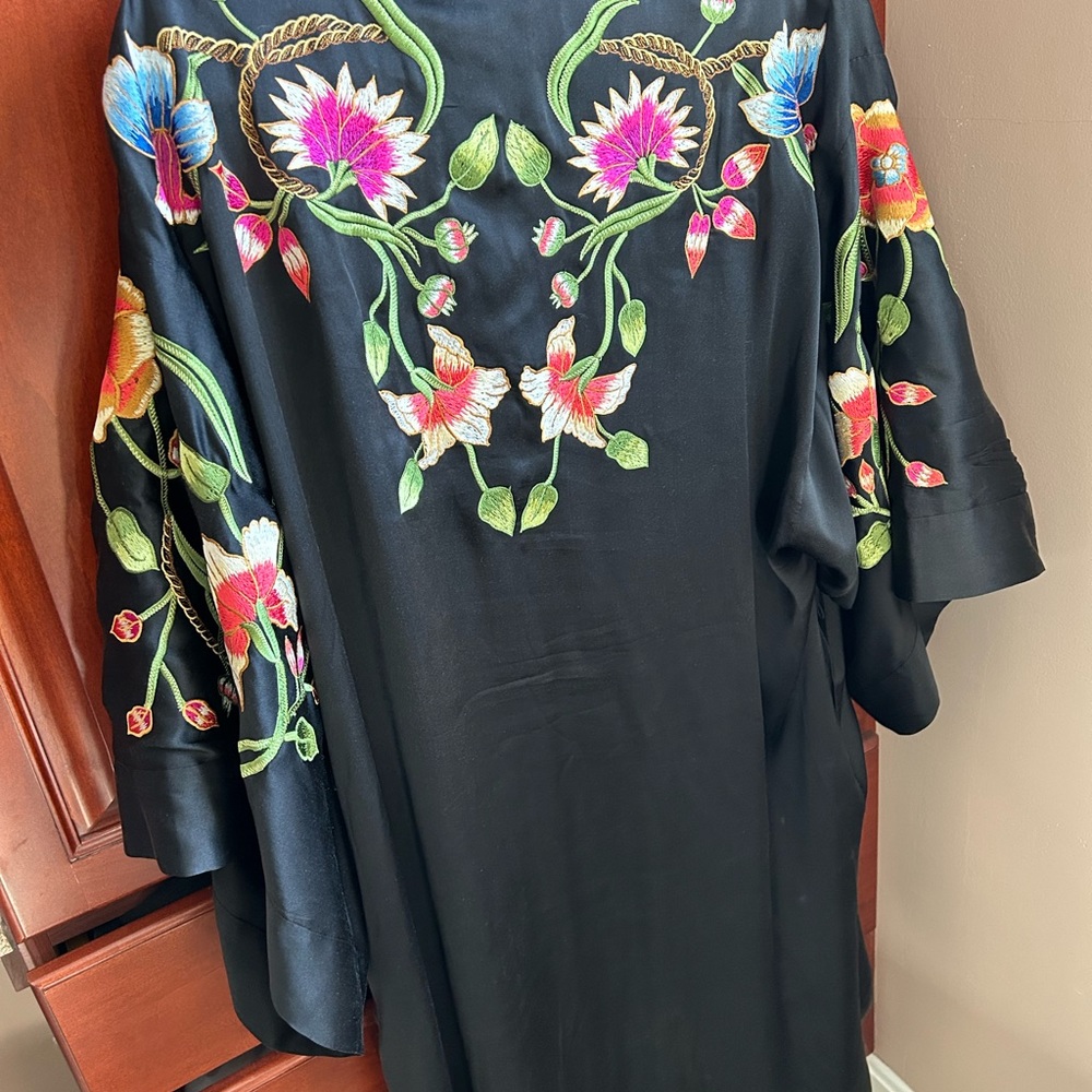 JOSIE NATORI COUTURE KAMAKURA EMBROIDERY WRAP in excellent condition.